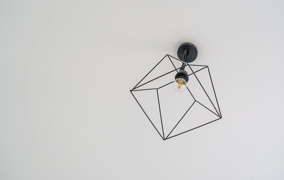 Een stijlvol modern plafonnière in een chic ingericht salon met warme verlichting.